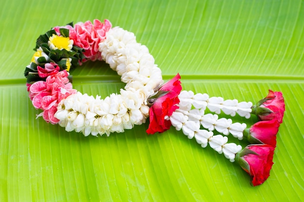 Rose avec fleur de couronne et guirlande de jasmin