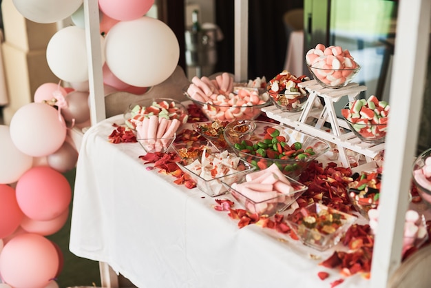 Rose guimauve et autres bonbons sur une barre chocolatée.