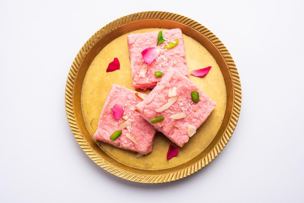 Rose Kalakand pink barfi ou burfi également connu sous le nom de Mishri Mava aromatisé ou Khoa Milkcake mithai