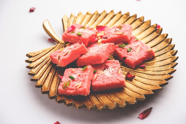 Rose Kalakand pink barfi ou burfi également connu sous le nom de Mishri Mava aromatisé ou Khoa Milkcake mithai