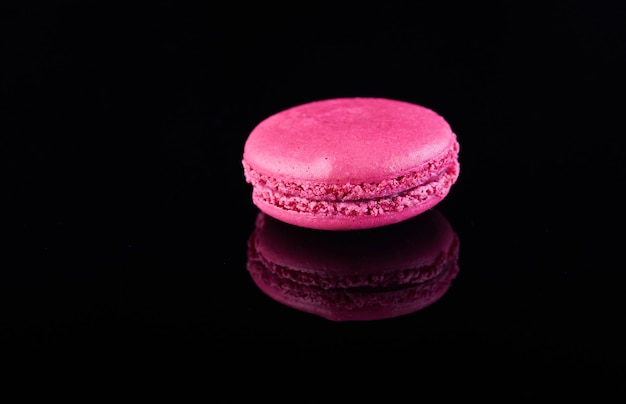 Rose macaron sur une surface noire