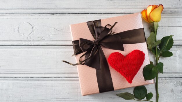 Rose Orange Et Cadeau Sur Table Blanche Avec Coeur