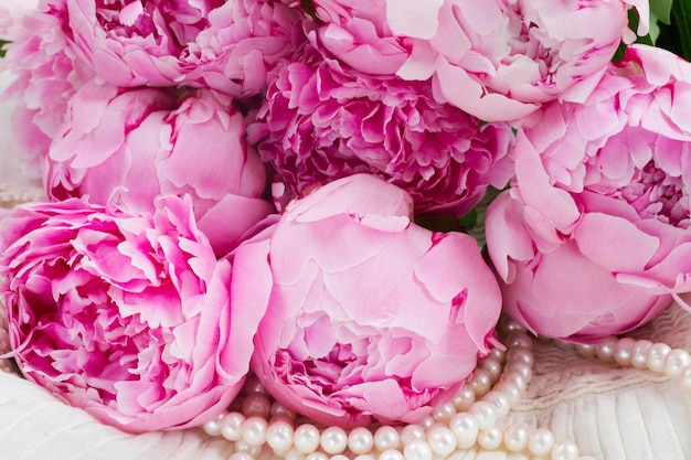 Rose une pivoine sur dentelle