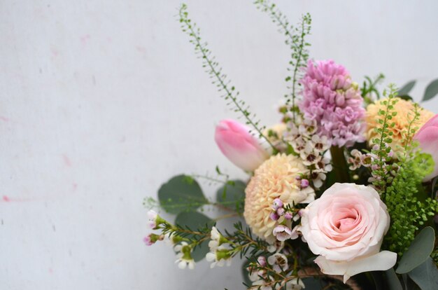 Rose rose arrangement de fleurs sur fond blanc