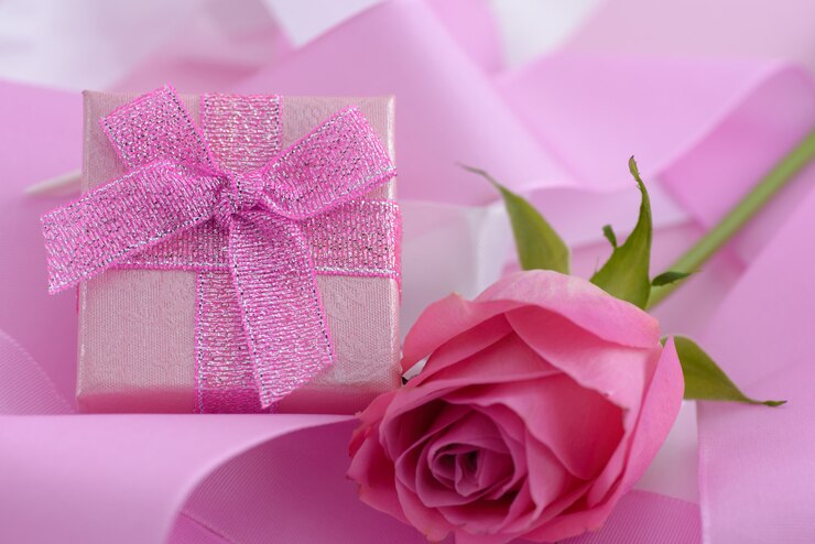 Photo rose rose et une boîte-cadeau, fond de saint valentin