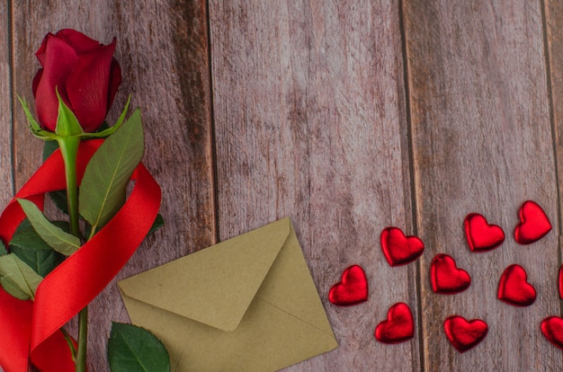 Rose rouge et coeurs de Saint Valentin sur bois. espace de copie pour le texte