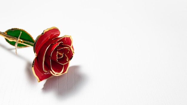 Une rose en rouge et or