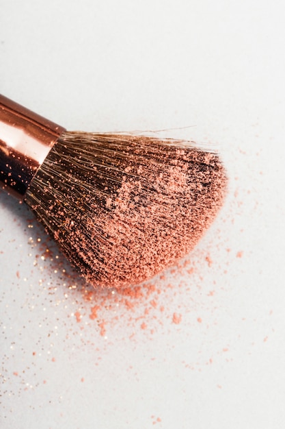 Photo rose rouge sur une riche brosse de maquillage