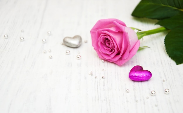 Rose sur une table en bois