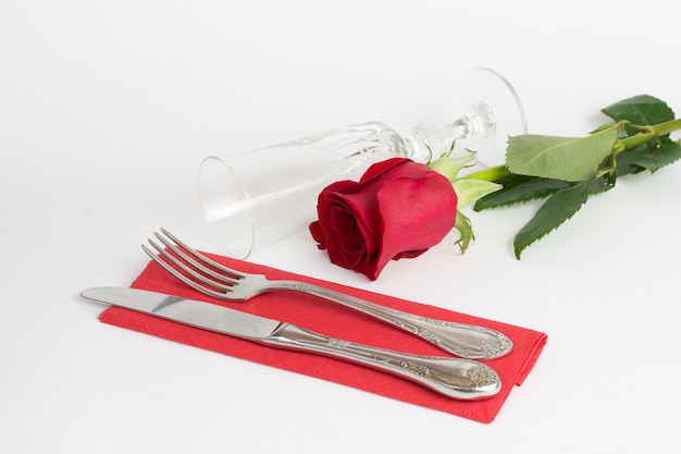 Rose, tasse et couverts pour la Saint Valentin