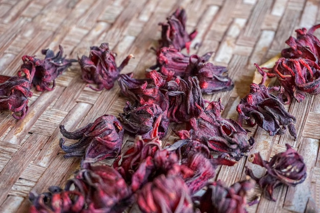 Photo roselle sèche sur l'herbe de jus de légume tissé