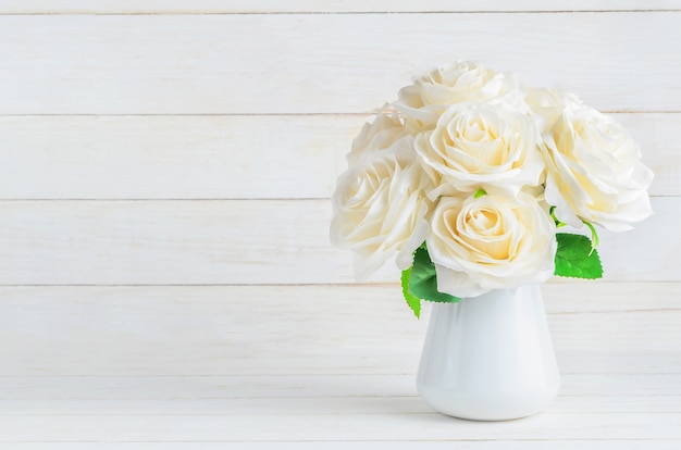 Photo roses artificielles blanches dans un vase