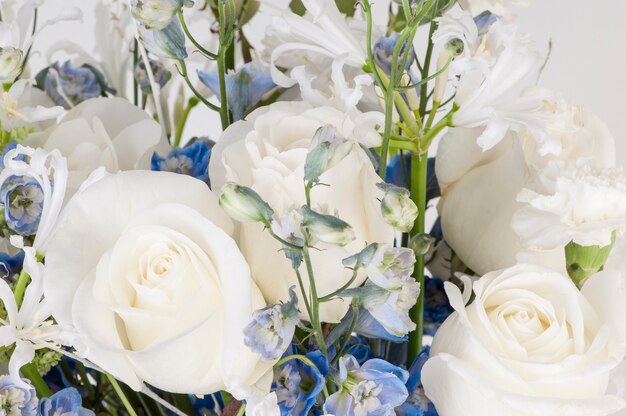 Des roses blanches et un assortiment de fleurs en gros plan. La Saint-Valentin