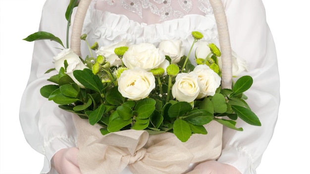 Roses blanches dans le panier de la mariée