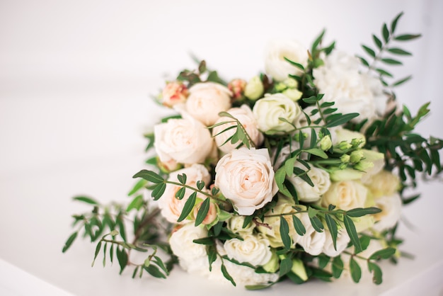 Roses blanches, élégant bouquet attaché. espace pour le texte