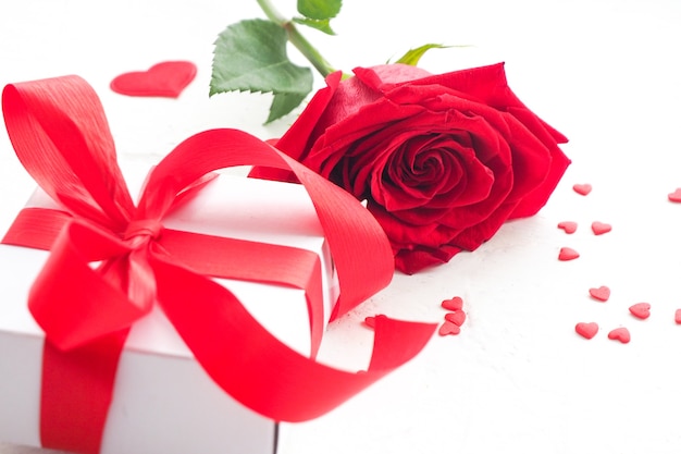 roses avec boîte-cadeau et coeurs isolés sur blanc