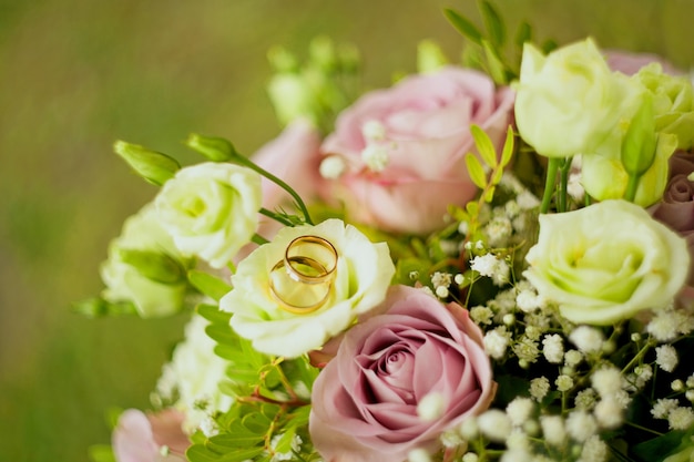 Roses - bouquet de fleurs et robe de mariée en arrière-plan