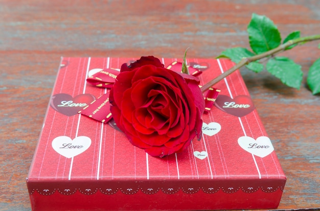 Roses et cadeaux à l&#39;occasion de la Saint-Valentin.