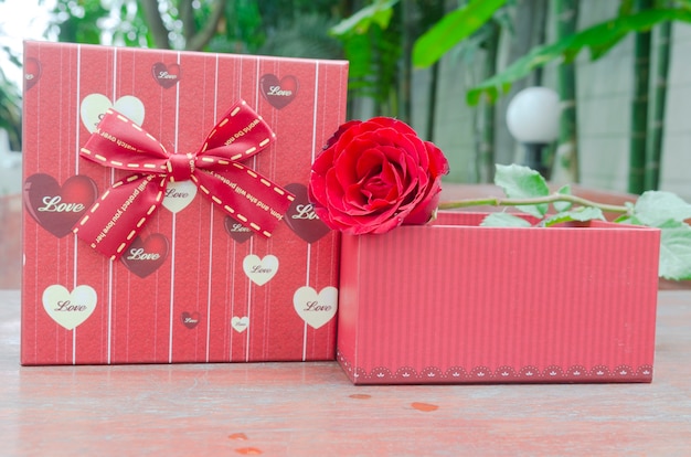 Roses et cadeaux à l&#39;occasion de la Saint-Valentin.