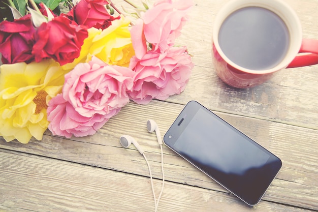 Roses, café et téléphone