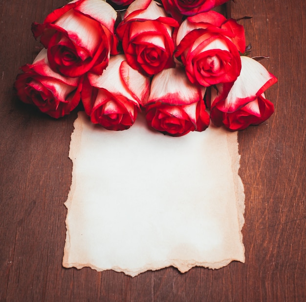 Roses et carte vierge en lambeaux sur la table
