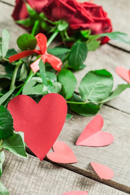 Roses et un cœur sur planche de bois, fond de Saint Valentin