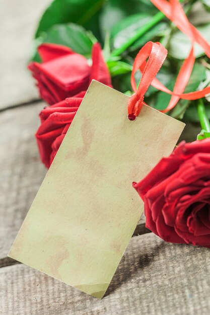 Roses et un cœur sur planche de bois