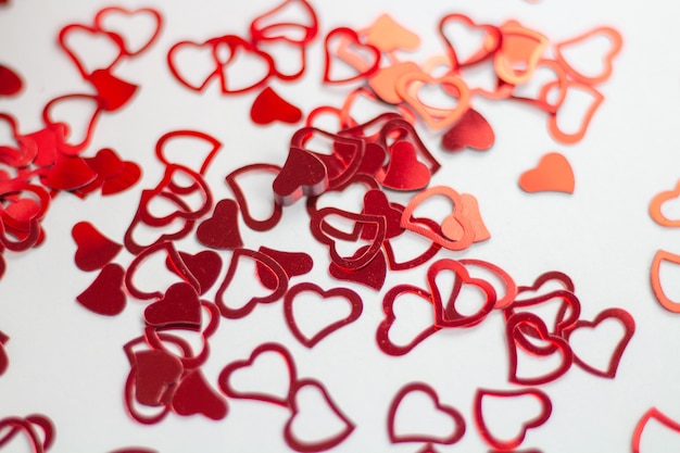 Roses et coeurs sur fond blanc, fond de la Saint-Valentin, jour du mariage