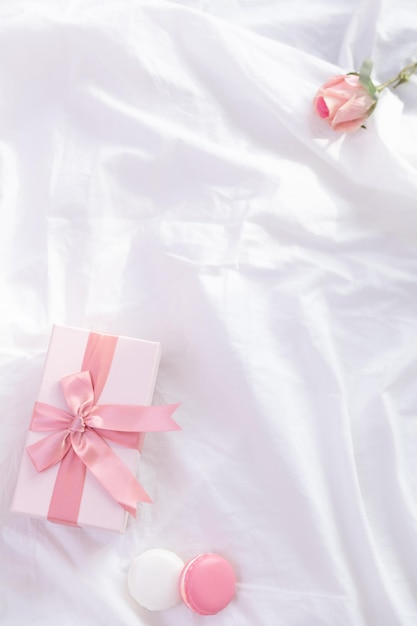 Roses et coffrets cadeaux sur la nappe blanche