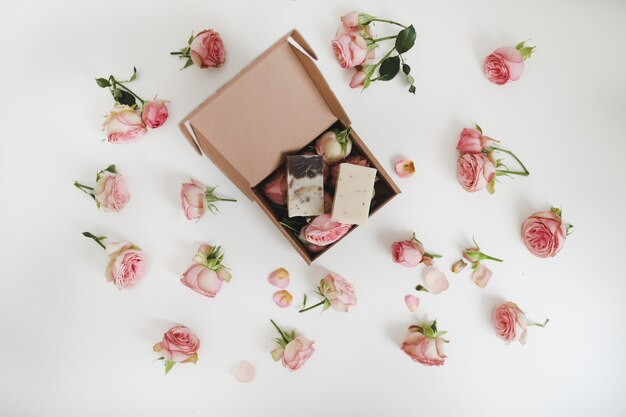 Roses dans une boîte avec une surface florale