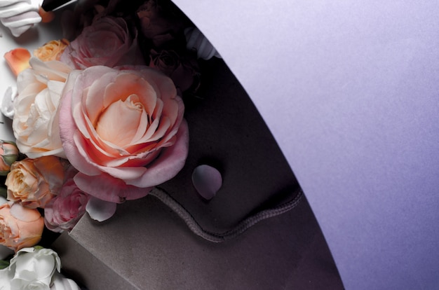 roses dans un sac en carton