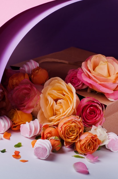 roses dans un sac en carton