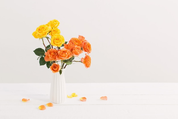 Roses dans un vase blanc