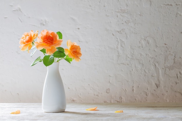 Roses Dans Un Vase Sur Fond Blanc Mur