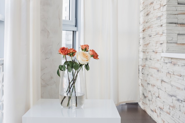 Roses dans un vase sur tableau blanc