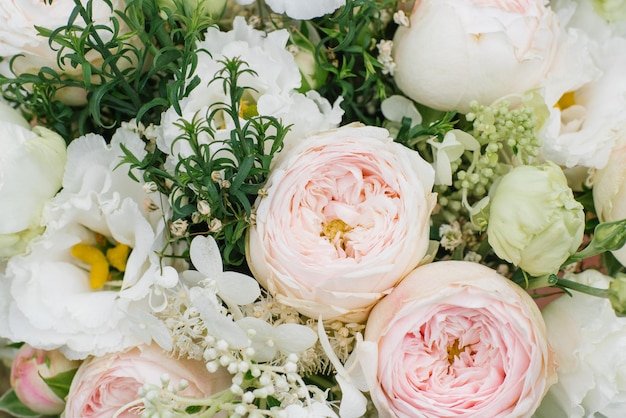 Roses en forme de pivoine rose pâle et gros plan eustoma blanc dans un bouquet pour la mariée pour le mariage