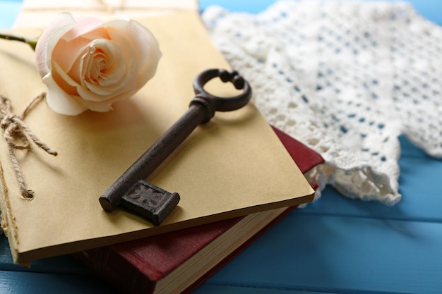 Roses fraîches avec vieux livre et lettres sur fond de table en bois de couleur. Notion de cru