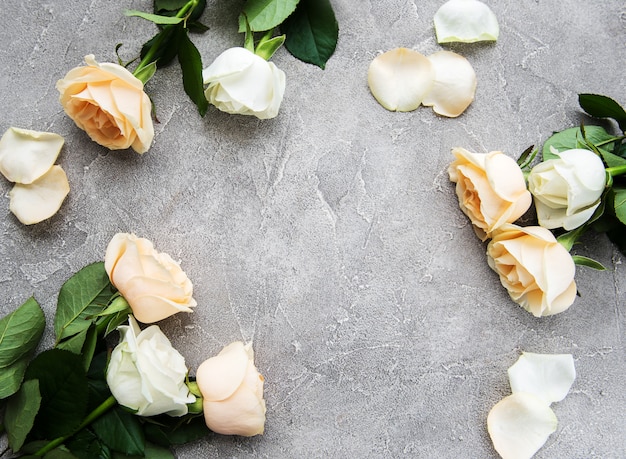 Roses jaunes et blanches sur un fond de pierre