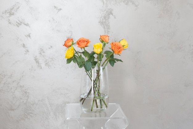 Roses jaunes dans un vase en verre