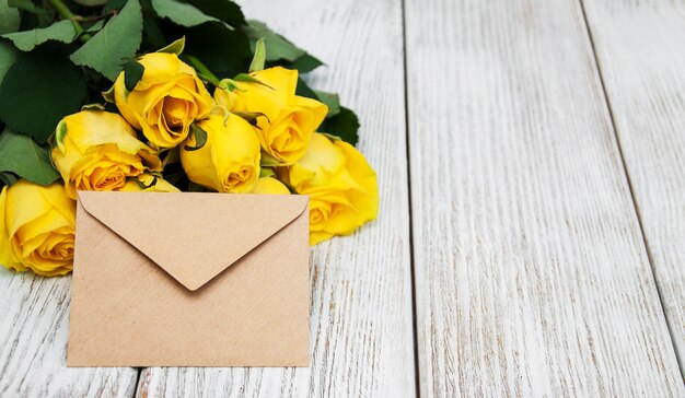 Roses jaunes sur une table