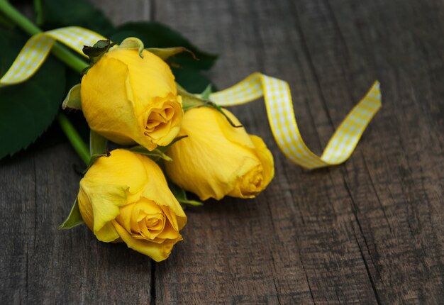 Roses jaunes sur une table