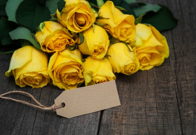 Roses jaunes sur une table