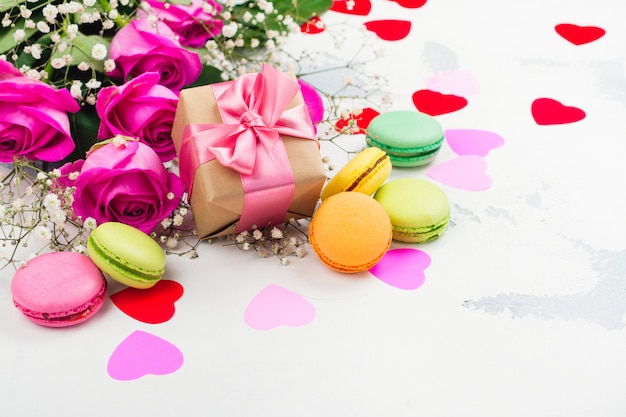 roses, macarons et coeurs décoratifs