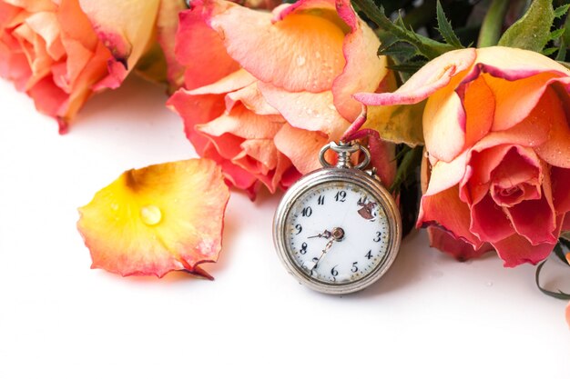 roses orange avec horloge vintage