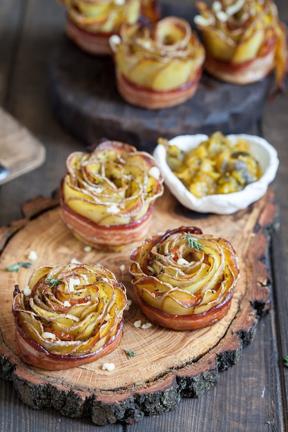 Roses de pommes de terre croustillantes au four avec bacon