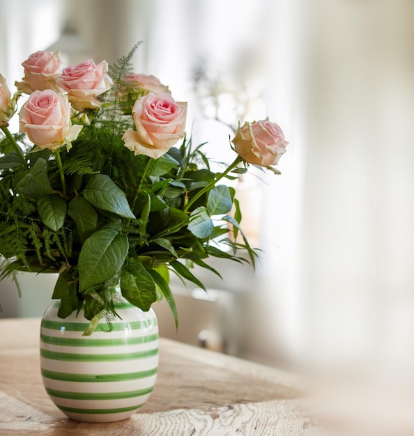 Roses roses Une belle rose rouge et rose dans un vase