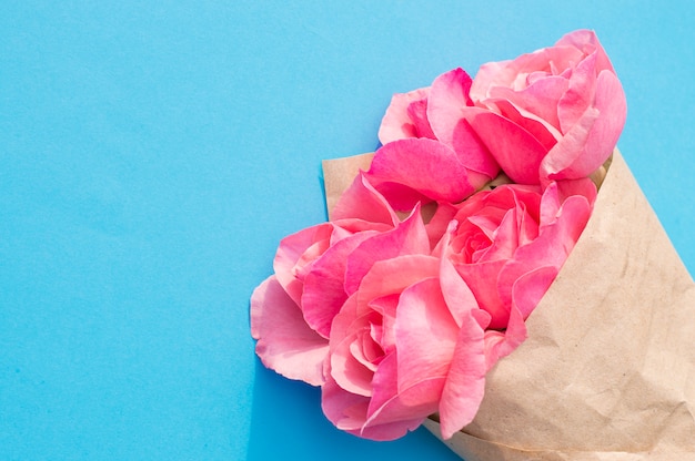 Roses roses enveloppées dans du papier d&#39;emballage