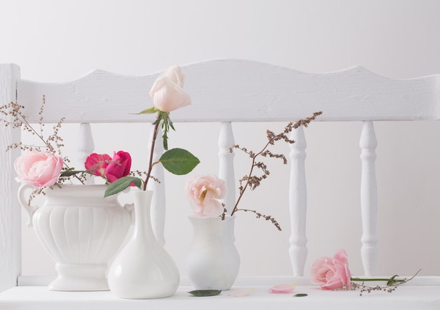 Roses roses sur une étagère blanche en bois vintage