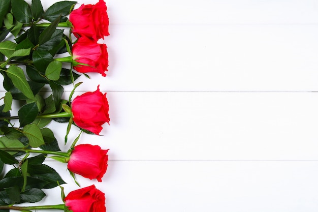 Roses roses sur une table en bois blanche. Copier un modèle d&#39;espace pour le 8 mars, fête des mères