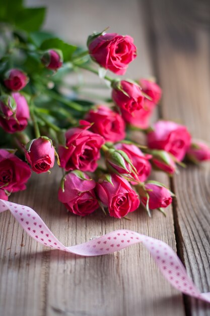 Roses roses sur une table en bois